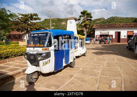 Guane, Santander, Colombie ; 26 novembre 2022 : place principale de la ville, cabines de moto en attente pour les touristes. C'est un véhicule de transport commun pittoresque. Banque D'Images