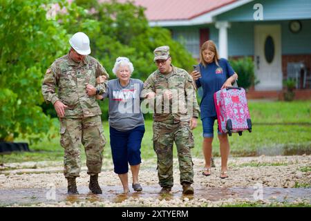 Floride, États-Unis. 6 août 2024. Des soldats de la 868e compagnie du génie mènent une opération de sauvetage en haute mer à Live Oak, en Floride, à la suite des inondations causées par l'ouragan Debby. La Garde nationale de Floride se consacre aux efforts d'intervention pour soutenir la communauté et aider les résidents pendant la tempête. (Crédit image : © Trinity Bierley/U.S. Army/ZUMA Press Wire) USAGE ÉDITORIAL UNIQUEMENT ! Non destiné à UN USAGE commercial ! Banque D'Images