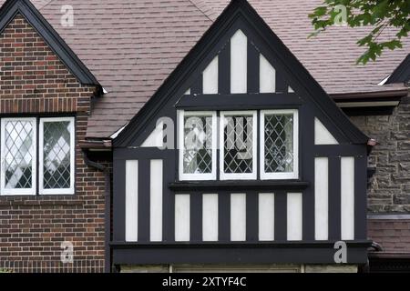 Pignon de style Tudor sur la maison, avec fenêtres en verre plombé Banque D'Images