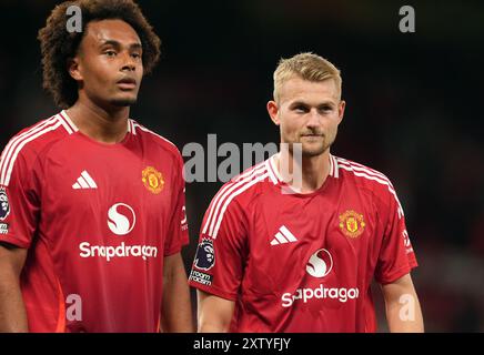 Matthijs de Ligt de Manchester United (à droite) et Joshua Zirkzee lors du match de premier League à Old Trafford, Manchester. Date de la photo : vendredi 16 août 2024. Banque D'Images