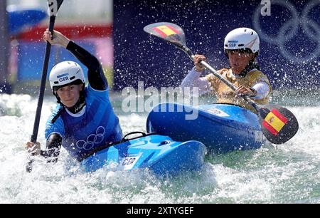 PARIS, FRANCE - 05 AOÛT : Ricarda Funk de l'équipe Allemagne et Maialen Chourraut de l'équipe Espagne s'affrontent en quart de finale du canoë Slalom Women's kayak Cross le dixième jour des Jeux Olympiques de Paris 2024 au stade nautique de Vaires-sur-Marne le 05 août 2024 à Paris, France. © diebilderwelt / Alamy Stock Banque D'Images