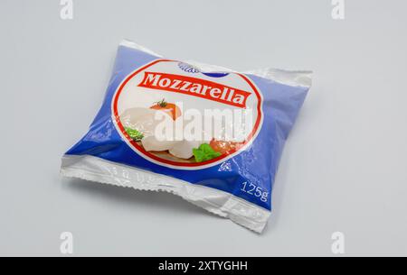 Kiev, Ukraine - 24 septembre 2022 : tournage en studio du paquet de fromage Mozzarella en gros plan sur fond blanc. Banque D'Images