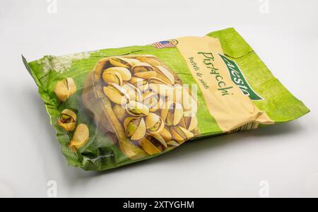 Kiev, Ukraine - 24 septembre 2022 : tournage en studio du paquet Alesto Pistacchi en gros plan sur fond blanc. Banque D'Images