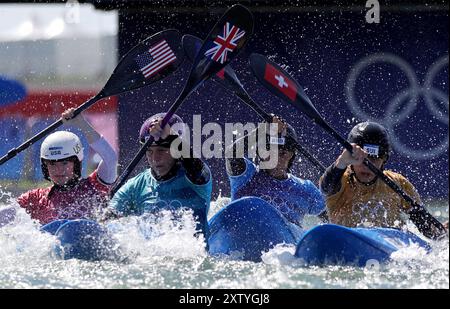 PARIS, FRANCE - AOÛT 05 : Evy Franklin de Team United States, Kimberly Woods de Team Great Britain, Monica Doria Vilarrubla de Team Andorra et ALENA Marx de Team Suisse concourent en quart de finale en canoë Slalom Women's kayak Cross le dixième jour des Jeux Olympiques de Paris 2024 au stade nautique de Vaires-sur-Marne le 05 août 2024 à Paris, France. © diebilderwelt / Alamy Stock Banque D'Images