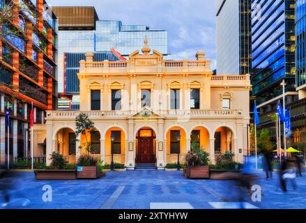 Historique ville de Parramatta bâtiment de la mairie au coucher du soleil - bureau du conseil du gouvernement local entouré de tours modernes de grande hauteur. Banque D'Images