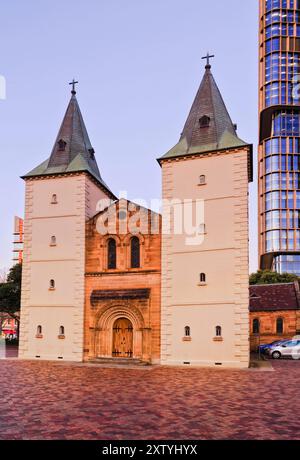 Cathédrale anglicane historique dans le quartier central des affaires de Parramatta, dans l'ouest de Sydney, au coucher du soleil. Banque D'Images