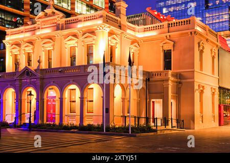 Vue imprenable sur le bâtiment de l'hôtel de ville de Parramatta au coucher du soleil - architecture historique et moderne dans l'ouest de Sydney en Australie. Banque D'Images