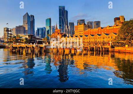 Circular Quay et le quartier des Rocks dans la ville de Sydney sur le front de mer du port de Sydney dans un paysage urbain. Banque D'Images