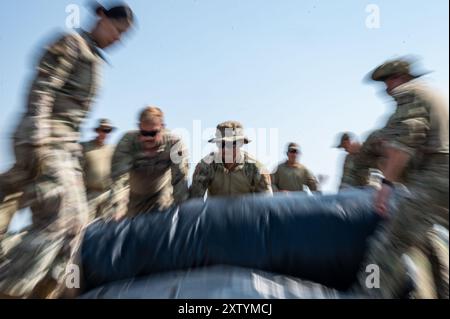 Les aviateurs de l'US Air Force affectés au 123e groupe d'intervention de contingence (CRG), à la 123e escadre de transport aérien du Kentucky, à la Garde nationale aérienne du Kentucky et aux aviateurs affectés au 156e CRG et à l'opération de commandement et de contrôle, à la Garde nationale aérienne de Porto Rico, préparent leur camp pour le redéploiement et emballent des abris antiaériens, générateurs et divers engins pendant l'exercice Northern Strike 24-2 à l'aéroport d'Oscoda-Wurtsmith, comté d'IOSCO, Michigan, 14 août 2024. Northern Strike 24-2, l'un des plus grands exercices de préparation des composantes de réserve du département de la Défense, est prévu pour avoir lieu au National All Domain du Michigan Banque D'Images