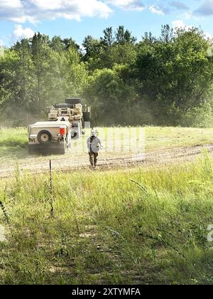 Le travail sur un projet de troupes à Whitetail Ridge ski Area par la 702e compagnie du génie est montré le 8 août 2024, à Fort McCoy, Wisconsin. Les soldats du 702e ont passé six jours à terminer un projet de troupes à la station de ski de Fort McCoy pour améliorer la colline de tubage. Les responsables de la poste ont déclaré que le projet a conduit à des améliorations majeures dans le domaine skiable. (Photo de l'armée américaine par le sergent Haylee Smith, 702e compagnie du génie) Banque D'Images