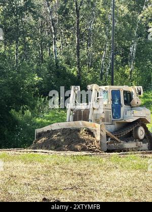 Le travail sur un projet de troupes à Whitetail Ridge ski Area par la 702e compagnie du génie est montré le 8 août 2024, à Fort McCoy, Wisconsin. Les soldats du 702e ont passé six jours à terminer un projet de troupes à la station de ski de Fort McCoy pour améliorer la colline de tubage. Les responsables de la poste ont déclaré que le projet a conduit à des améliorations majeures dans le domaine skiable. (Photo de l'armée américaine par le sergent Haylee Smith, 702e compagnie du génie) Banque D'Images