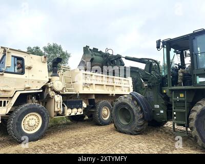 Le travail sur un projet de troupes à Whitetail Ridge ski Area par la 702e compagnie du génie est montré le 8 août 2024, à Fort McCoy, Wisconsin. Les soldats du 702e ont passé six jours à terminer un projet de troupes à la station de ski de Fort McCoy pour améliorer la colline de tubage. Les responsables de la poste ont déclaré que le projet a conduit à des améliorations majeures dans le domaine skiable. (Photo de l'armée américaine par le sergent Haylee Smith, 702e compagnie du génie) Banque D'Images