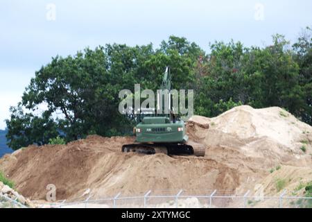 Les soldats de la 702e compagnie du génie récupèrent du sable dans une zone de fosse d'emprunt le 8 août 2024, tout en travaillant sur un projet de troupes pour la zone de ski de Whitetail Ridge à Fort McCoy, Wisconsin. Les soldats du 702e ont passé six jours à terminer un projet de troupes à la station de ski de Fort McCoy pour améliorer la colline de tubage. Les responsables de la poste ont déclaré que le projet a conduit à des améliorations majeures dans le domaine skiable. (Photo de l'armée américaine par Scott T. Sturkol/Bureau des affaires publiques de Fort McCoy) Banque D'Images