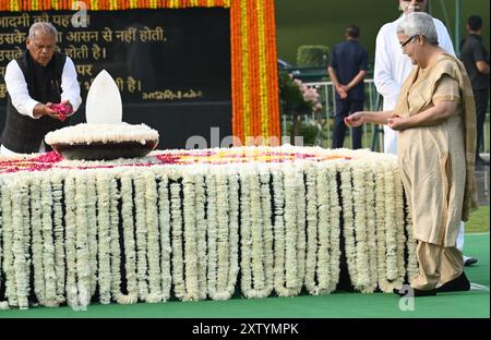 NEW DELHI, INDE - 16 AOÛT : Namita Bhattacharya, la fille de l'ancien premier ministre Atal Bihari Vajpayee, lui rend hommage à l'occasion de son anniversaire de mort, au Sadaiv Atal le 16 août 2024 à New Delhi, en Inde. Né à Gwalior en 1924, Vajpayee a été le visage du BJP pendant des décennies et a été le premier premier ministre hors Congrès à avoir servi un mandat complet. Vajpayee a été premier ministre de l'Inde du 16 mai 1996 au 1er juin 1996, et de nouveau du 19 mars 1998 au 22 mai 2004. Il a également servi comme ministre des Affaires extérieures de l'Inde dans le cabinet du premier ministre Moraji Desai de 1977 t Banque D'Images