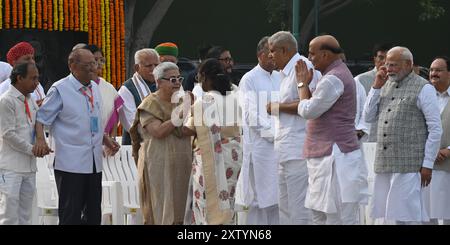 NEW DELHI, INDE - 16 AOÛT : le premier ministre Narendra Modi, le président Draupadi Murmu, le vice-président Jadgeep Dhankar, le ministre de la Défense Rajnath Singh, rencontrent Namita Kaul Bhattacharya, la fille adoptive de l'ancien premier ministre Atal Bihari Vajpayee, pour lui rendre hommage à l'occasion de son anniversaire de sa mort à son mémorial Sadaiv Atal, lors de la réunion de Pushpanjali & prière sur Punyatithi de Bharat Ratna & ancien PM Atal Bihari Vajpayee ji à Sadaiv Atal le 16 août 2024 à New Delhi, Inde. Né à Gwalior en 1924, Vajpayee a été le visage du BJP pendant des décennies et a été le premier premier ministe hors Congrès Banque D'Images