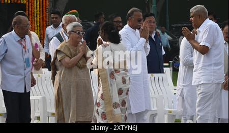 NEW DELHI, INDE - 16 AOÛT : le président Draupadi Murmu, le vice-président Jadgeep Dhankar, rencontrent Namita Kaul Bhattacharya, la fille adoptive de l'ancien premier ministre Atal Bihari Vajpayee, pour lui rendre hommage à l'occasion de son anniversaire de mort à son mémorial Sadaiv Atal, lors de la réunion de Pushpanjali & prière sur Punyatithi de Bharat Ratna & ancien PM Atal Bihari Vajpayee ji à Sadaiv Atal le 16 août 2024 à New Delhi, Inde. Né à Gwalior en 1924, Vajpayee a été le visage du BJP pendant des décennies et a été le premier premier ministre hors Congrès à avoir servi un mandat complet. Vajpayee a servi comme le Banque D'Images