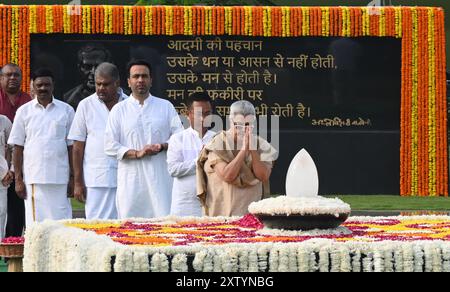 NEW DELHI, INDE - 16 AOÛT : Namita Kaul Bhattacharya, la fille adoptive de l'ancien premier ministre Atal Bihari Vajpayee, lui rend hommage à l'occasion de son anniversaire de mort à son mémorial Sadaiv Atal, lors de la réunion de Pushpanjali & prière sur Punyatithi de Bharat Ratna & ancien PM Atal Bihari Vajpayee ji à Sadaiv Atal le 16 août 2024 à New Delhi, Inde. Né à Gwalior en 1924, Vajpayee a été le visage du BJP pendant des décennies et a été le premier premier ministre hors Congrès à avoir servi un mandat complet. Vajpayee a été premier ministre de l'Inde du 16 mai 1996 au 1er juin 1996, et agai Banque D'Images