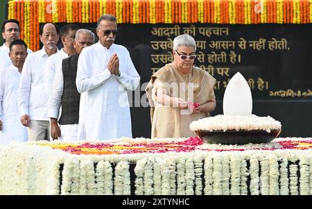 NEW DELHI, INDE - 16 AOÛT : Namita Bhattacharya, la fille de l'ancien premier ministre Atal Bihari Vajpayee, et Rajan Bhattacharya, lui rendent hommage à l'occasion de son anniversaire de mort, au Sadaiv Atal le 16 août 2024 à New Delhi, en Inde. Né à Gwalior en 1924, Vajpayee a été le visage du BJP pendant des décennies et a été le premier premier ministre hors Congrès à avoir servi un mandat complet. Vajpayee a été premier ministre de l'Inde du 16 mai 1996 au 1er juin 1996, et de nouveau du 19 mars 1998 au 22 mai 2004. Il a également été ministre des Affaires extérieures de l'Inde dans le cabinet du premier min Banque D'Images