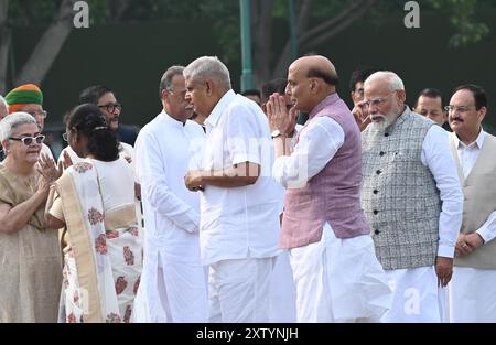 NEW DELHI, INDE - 16 AOÛT : le président Droupadi Mumru, le vice-président Jagdeep Dhankhar, le premier ministre Narendra Modi, les ministres de l'Union Rajnath Singh, JP Nadda et la fille de Vajpayee Namita Bhattacharya (à gauche) lors de la cérémonie d'hommage à l'ancien premier ministre Atal Bihari Vajpayee à l'occasion de son anniversaire de sa mort, au Sadaiv Atal, le 16 août 2024 à New Delhi, en Inde. Né à Gwalior en 1924, Vajpayee a été le visage du BJP pendant des décennies et a été le premier premier ministre hors Congrès à avoir servi un mandat complet. Vajpayee a été premier ministre de l'Inde du 16 mai 1996 au 1er juin 1996, Banque D'Images