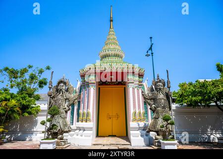 Une des portes magnifiquement décorées du temple Wat Pho, Bangkok. Banque D'Images