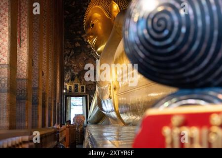 Le beau Bouddha couché de Wat Pho, avec des détails de la nacre incrustée orteils. Bangkok, Thaïlande. Banque D'Images