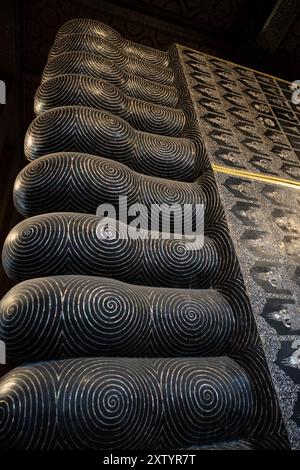 Les orteils du Bouddha couché Oaf Wat Pho, Bangkok, Thaïlande. Ce beau Bouddha a des détails étonnants sur les orteils incrustés de nacre. Banque D'Images