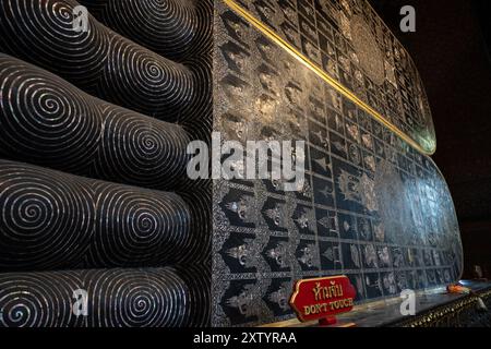 Détails dans les pieds dans le Bouddha couché de Wat Pho. Banque D'Images