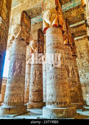 La grande salle hypostyle avec 18 colonnes surmontées de sculptures à quatre faces de Hathor dans le temple de Hathor à Dendera achevée à l'époque ptolémaïque autour de 50 av. J.-C. entre Louxor et Abydos villes, Egypte Banque D'Images