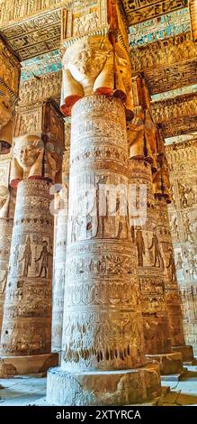 La grande salle hypostyle avec des colonnes montantes avec des sculptures à quatre faces de Hathor dans le temple de Hathor à Dendera achevée à l'époque ptolémaïque autour de 50 av. J.-C. entre Louxor et Abydos villes, Egypte Banque D'Images