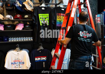 Chicago, Illinois, États-Unis. 16 août 2024. Un magasin Sounvenir dans le centre-ville de Chicago se prépare pour la convention DNC qui commence lundi au United Center (crédit image : © Laura Brett/ZUMA Press Wire) USAGE ÉDITORIAL SEULEMENT! Non destiné à UN USAGE commercial ! Banque D'Images