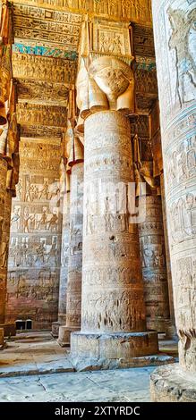 La grande salle hypostyle avec 18 colonnes surmontées de sculptures à quatre faces de Hathor dans le temple de Hathor à Dendera achevée à l'époque ptolémaïque autour de 50 av. J.-C. entre Louxor et Abydos villes, Egypte Banque D'Images