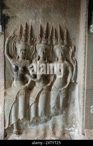 Belle sculpture d'un groupe d'apsaras à Angkor Wat Banque D'Images