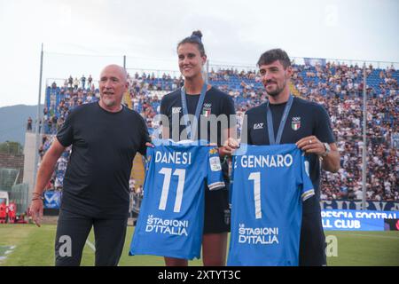 Anna Danesi (volée) et Giovanni de Gennaro (kayak) médaillés d'or aux Olimpic Games à Paris 2024 reçoivent l'ahirt officiel de Rolando Maran entraîneur-chef du Brescia Calcio FC lors du Brescia Calcio FC vs Palermo FC, 1Â° Serie BKT 2024-25 match au stade Mario Rigamonti à Brescia, Italie, le 16 août 2024. Banque D'Images