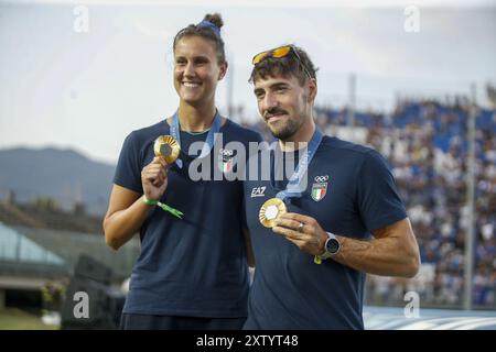 Anna Danesi (volée) et Giovanni de Gennaro (kayak) médaillés d’or aux Olimpic Games à Paris 2024 lors du Brescia Calcio FC vs Palermo FC, 1Â° Serie BKT 2024-25 au stade Mario Rigamonti à Brescia, Italie, le 16 août 2024. Banque D'Images