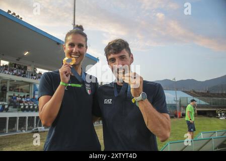 Anna Danesi (volée) et Giovanni de Gennaro (kayak) médaillés d’or aux Olimpic Games à Paris 2024 lors du Brescia Calcio FC vs Palermo FC, 1Â° Serie BKT 2024-25 au stade Mario Rigamonti à Brescia, Italie, le 16 août 2024. Banque D'Images