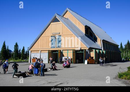 Mount Rainier, WA, États-Unis - 31 juillet 2024 ; bâtiment du centre des visiteurs du parc national de Mount Rainier avec des touristes Banque D'Images