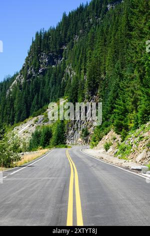 Pittoresque Stevens Canyon Road au parc national de Mount Rainier, à flanc de montagne accidenté Banque D'Images