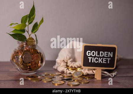 Légende du texte présentant le Golden Ticket.Vitrine d'affaires accès aux bons de réduction différée Passeport VIP Box Siège de bureau événement flashy fournitures de bureau d'école, enseignement Banque D'Images