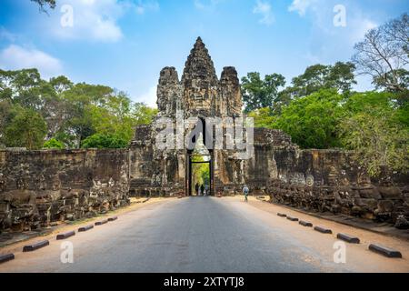 Rangées de dieux et de démons qui bordent l'approche de l'entrée de la porte sud au temple du Bayon. Banque D'Images