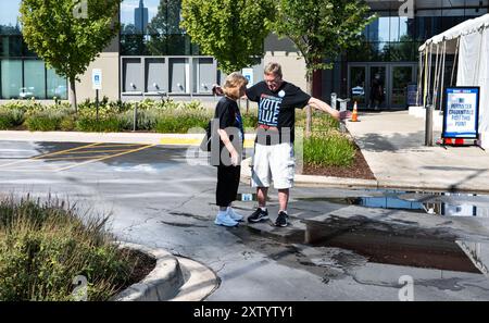 Chicago, Illinois, États-Unis. 16 août 2024. Les bénévoles se rencontrent à l'extérieur du United Center avant le congrès du DNC. (Crédit image : © Laura Brett/ZUMA Press Wire) USAGE ÉDITORIAL SEULEMENT! Non destiné à UN USAGE commercial ! Banque D'Images