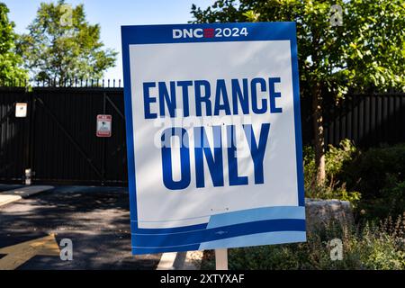 Chicago, Illinois, États-Unis. 16 août 2024. Des panneaux à l'extérieur du United Center avant la convention DNC à Chicago, Illinois. (Crédit image : © Laura Brett/ZUMA Press Wire) USAGE ÉDITORIAL SEULEMENT! Non destiné à UN USAGE commercial ! Banque D'Images