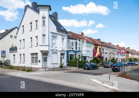 Brême, Allemagne, 16 juillet 2024 - conception traditionnelle de maisons résidentielles dans une rangée avec une cour avant Banque D'Images