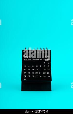 Calendrier noir pour août 2025. Calendrier de bureau sur un fond de couleur verte. Banque D'Images