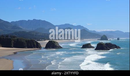 Vue depuis Ecola State Park sur Cresent Beach et au loin Haystack Rock et Cannon Beach. Banque D'Images