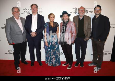 Matt Groening, Al Jean, Yeardley Smith, Harry Shearer, James L. Brooks et Matt Selman assistent au 30e anniversaire des Simpson au Tribeca film Festival de New York. Banque D'Images