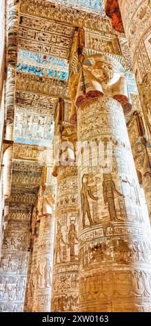 La grande salle hypostyle avec 18 colonnes surmontées de sculptures à quatre faces de Hathor avec l'art complexe dans le Temple de Hathor à Dendera de l'ère ptolémaïque entre Louxor et Abydos villes, Egypte Banque D'Images