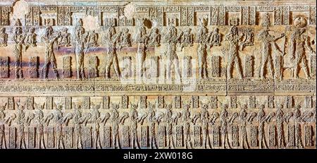 Un panneau représentant un bas relief de la procession des dieux de l'egypte ancienne sur les murs dans le Temple de Hathor à Dendera achevé dans l'ère ptolémaïque autour de 50 av. J.-C. entre Louxor et Abydos villes, Egypte Banque D'Images