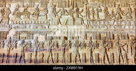 Un panneau représentant un bas relief de la procession des dieux de l'egypte ancienne sur les murs dans le Temple de Hathor à Dendera achevé dans l'ère ptolémaïque autour de 50 av. J.-C. entre Louxor et Abydos villes, Egypte Banque D'Images