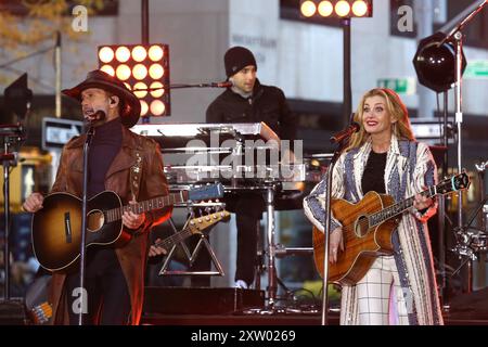 Tim McGraw et Faith Hill jouent dans la série de concerts NBC Today Show au Rockefeller Center de New York. Banque D'Images