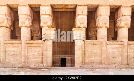 Gros plan de l'entrée principale du Temple de Dendera avec ses colonnes surmontées de visages de Hathor achevés à l'époque ptolémaïque autour de 50 av. J.-C. entre Louxor et Abydos villes, Egypte Banque D'Images